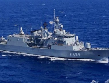 ΕΚΤΑΚΤΟ: Η φρεγάτα «Σαλαμίς» (F455) σπεύδει να βοηθήσει την «Νικηφόρος Φωκάς» (F466) απέναντι από το Barbaroς